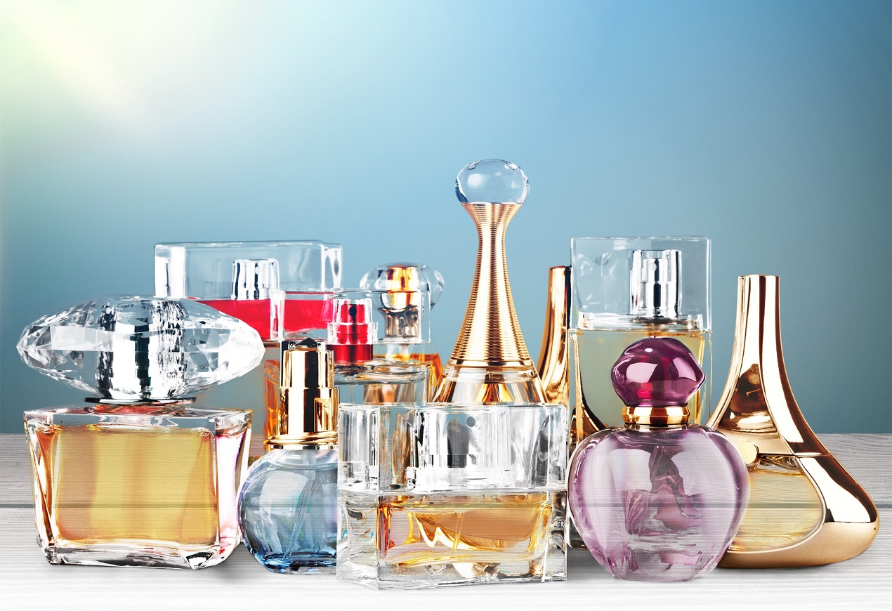 Rózne rodzaje akcesorii perfumeryjnych na stole