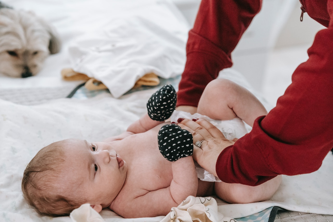 Pampersy dla noworodka – jakie wybrać i czy można otrzymać je za darmo?