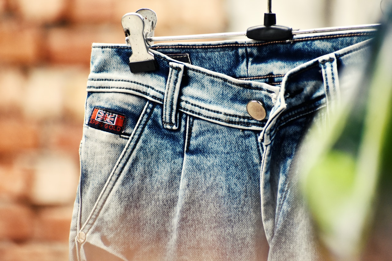 Baggy clothes: dlaczego Gen Z tak bardzo lubi oversize’owe ubrania?
