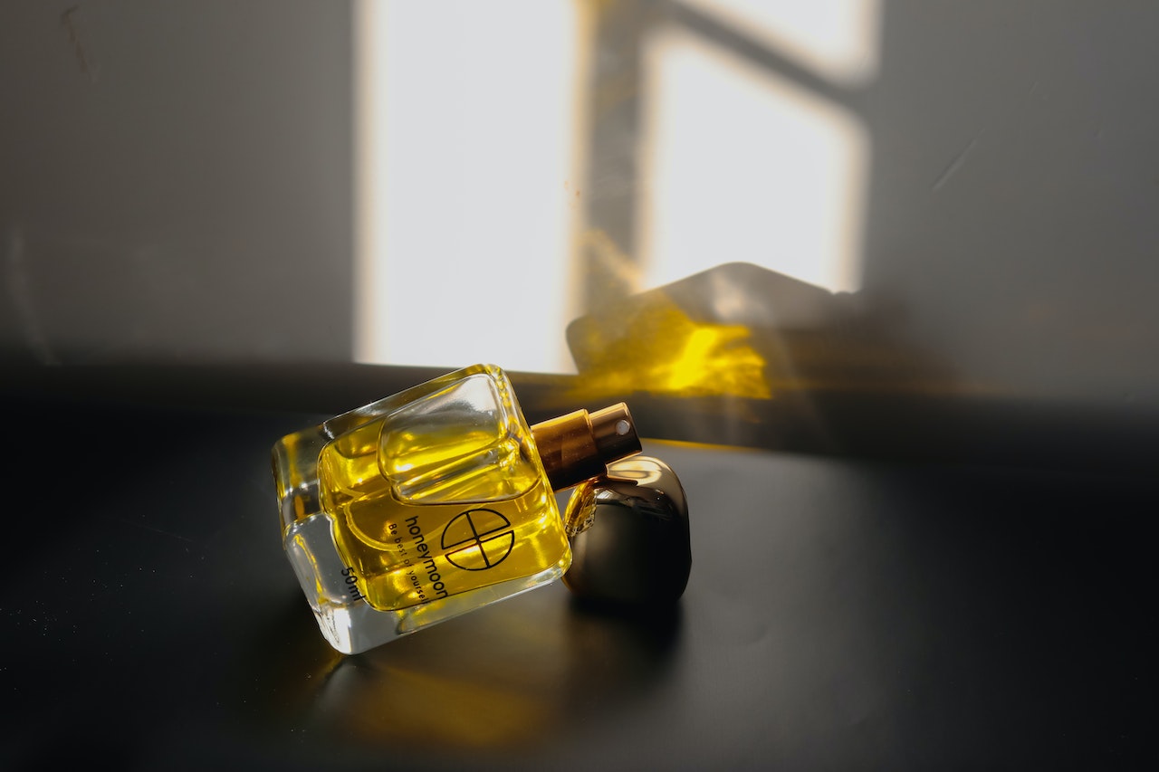 Damskie perfumy noir – co warto o nich wiedzieć?