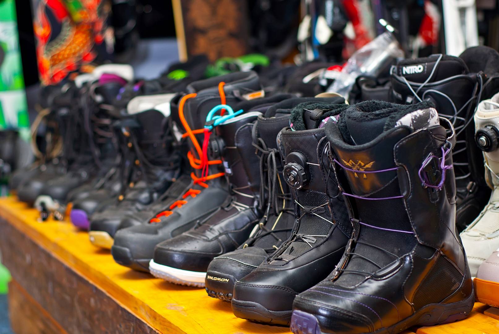 czarne, wiązane buty snowboardowe na wystawie w sklepie