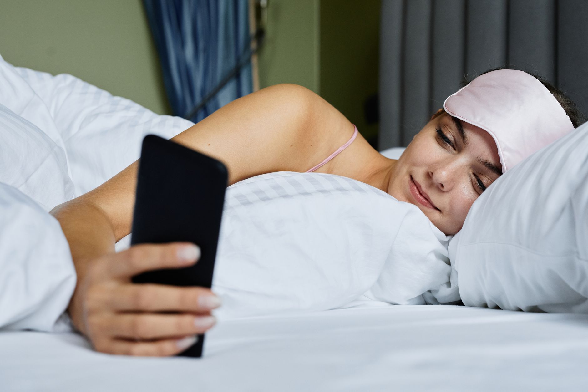 Telefon przed snem a jakość snu - jak ekran naprawdę wpływa na odpoczynek?